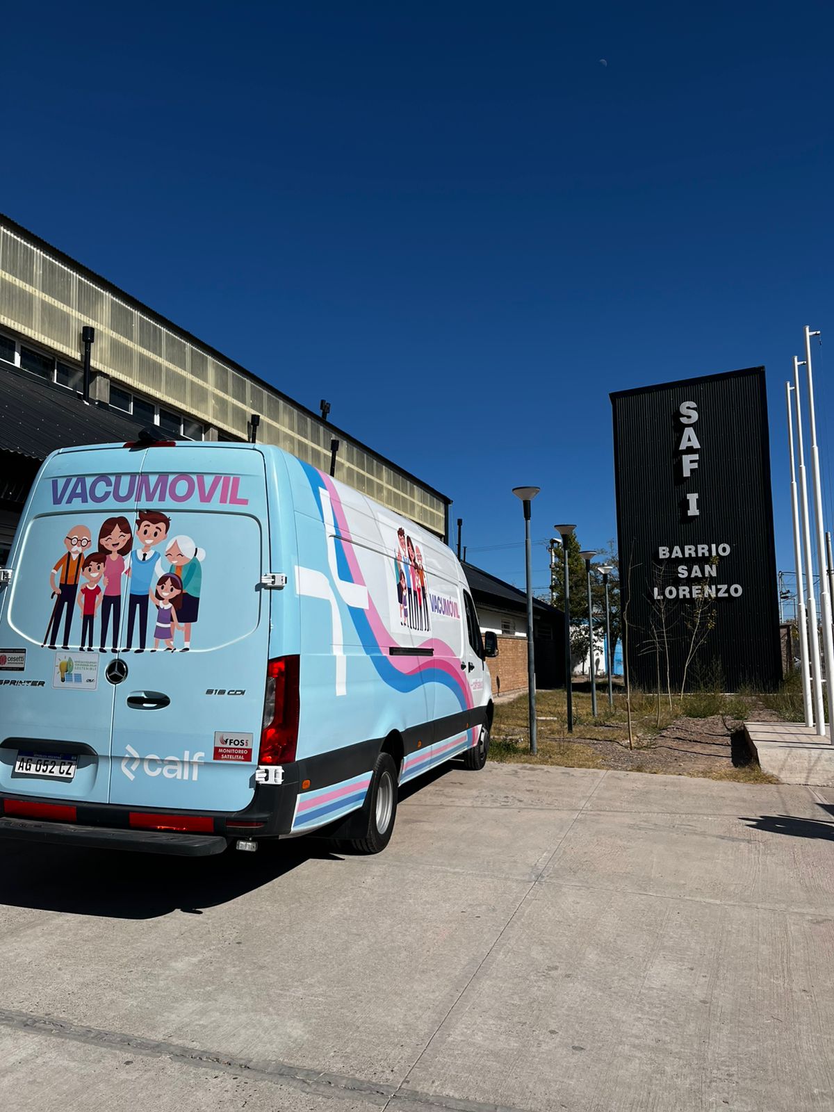 Vacunatorio móvil de CALF Salud atendiendo en un barrio